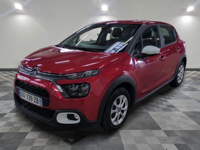 la citrole rouge est garee sur un sol en damier