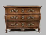 une commode ancienne dont les tiroirs sont ornés de sculptures élaborées