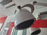 une photo montrant une caméra fixée au plafond d'un immeuble