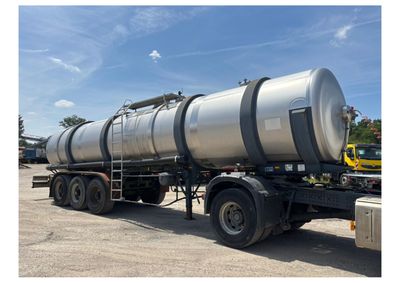 une photo d'un camion avec un grand réservoir à l'arrière