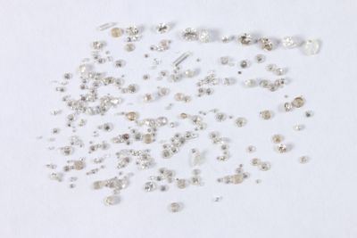 de nombreux petits diamants blancs sur une surface blanche