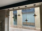 plusieurs luminaires suspendus au plafond d'un immeuble