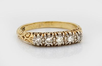une bague en or et diamants