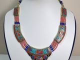 gros plan d'un collier sur un présentoir pour mannequin