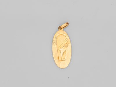 un pendentif en or représentant une déesse égyptienne