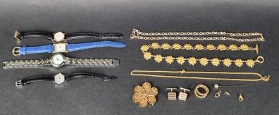 de nombreux types de bracelets différents posés sur la table