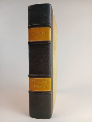 un livre posé sur une surface blanche