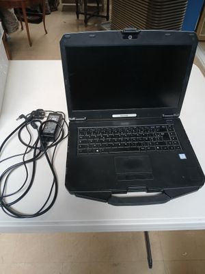 un ordinateur portable posé sur une table avec un chargeur