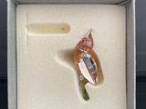 un petit objet en verre dans une boîte posée sur une table