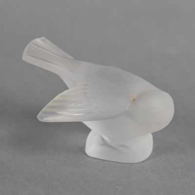 figurine d'oiseau blanc posée sur un socle blanc