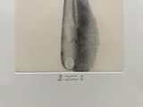 dessin représentant une chaussure en noir et blanc ornée d'une plume