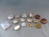 de nombreux types de boutons différents sur une surface grise