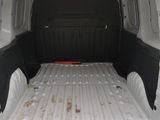 l'arrière d'une camionnette blanche avec un lit à l'arrière