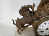 une statue de chien et une horloge sur une table