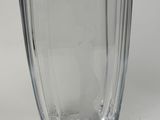 un vase en verre posé sur une table