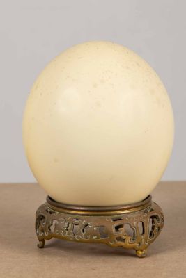 une image représentant une boule blanche posée sur un support métallique