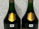 deux bouteilles de champagne posées l'une à côté de l'autre sur un comptoir