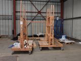 une structure en bois au milieu d'un entrepôt