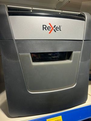 L'imprimante Rexel est posée sur une étagère du magasin.