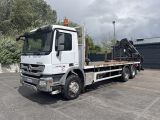 un camion blanc garé dans un parking