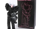 une figurine noire et rose représentant un ours tenant un ours en peluche