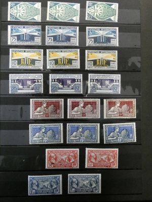 un lot de timbres exposés dans une vitrine
