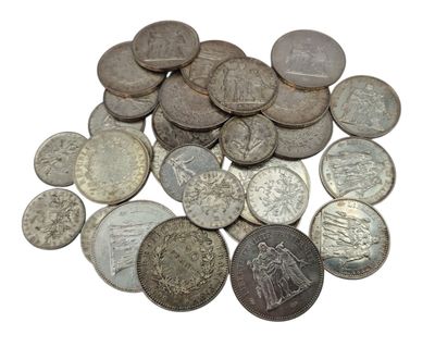 une pile de vieilles pièces d'argent sur une surface blanche