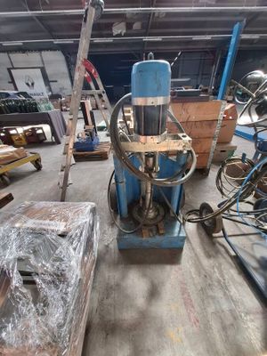 une machine placée au milieu d'une pièce