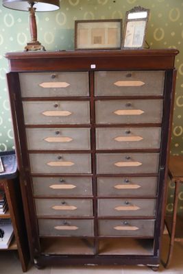 une grande commode avec de nombreux tiroirs