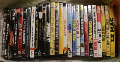 beaucoup de dvd dans une boîte sur la table