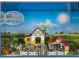 un ensemble Playmobil dans une boîte en plastique posé sur une surface blanche