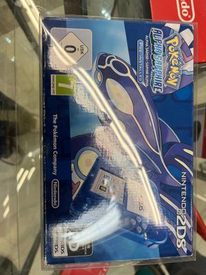 Quelqu'un tient un jeu Nintendo Wii à la main dans un magasin.