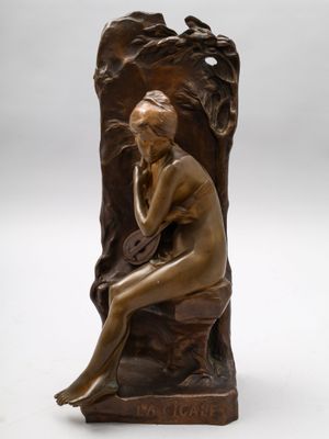 sculpture en bronze représentant une femme assise sur un rocher, la main posée sur le menton