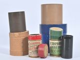 de nombreux types de boîtes et de récipients sur la table