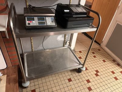 un chariot métallique sur lequel est posé un ordinateur portable