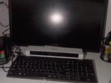 un bureau équipé d'un ordinateur et d'un clavier