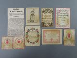 quelques vieilles cartes sont posées sur une table, avec des inscriptions dessus