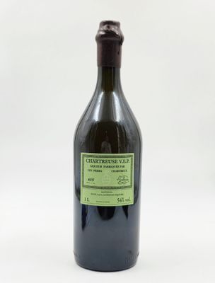 une bouteille de vin posée sur une table
