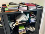 une armoire noire sur laquelle sont posés plusieurs livres