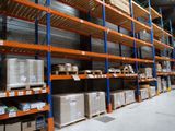 de nombreuses étagères contenant des boîtes et des boîtes dans un entrepôt