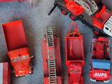 beaucoup de camions de pompiers et de camions miniatures par terre