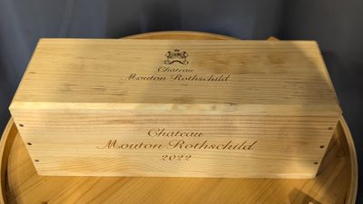 une caisse en bois posée sur un tonneau en bois