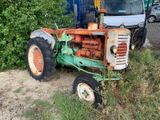 un tracteur qui est garé dans l'herbe près d'une clôture