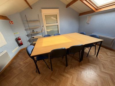 une pièce avec une table et des chaises