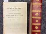 un vieux livre posé sur une table à côté d'un livre