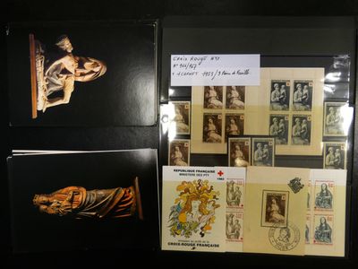 une photo d'une collection de timbres exposée dans une vitrine