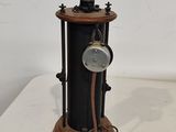 une horloge posée sur un socle en bois