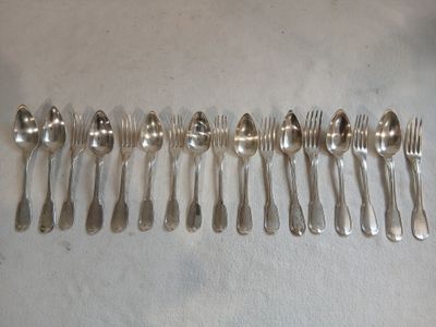 beaucoup de cuillères et de fourchettes en argent sur la table