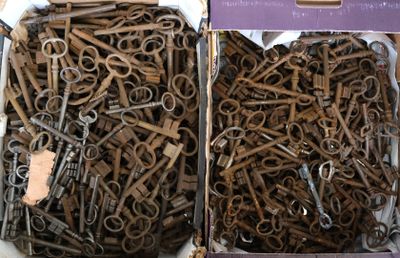 deux boîtes remplies de vieilles clés et une paire de ciseaux