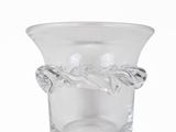 un vase en verre transparent muni d'une anse décorative